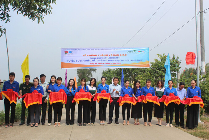 Đại biểu thực hiện nghi thức cắt băng khánh thành công trình