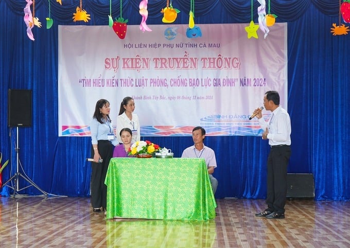Phần thi tiểu phẩm của đội thi đến từ ấp Mũi Tràm A, xã Khánh Bình Tây Bắc  