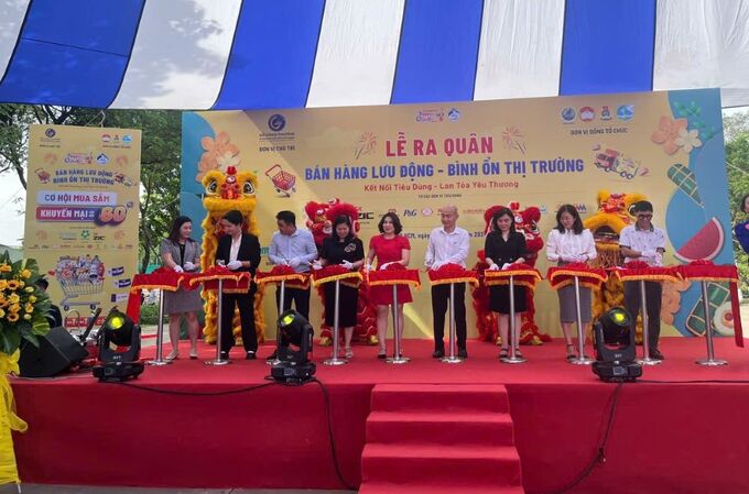 Các đại biểu cắt băng khai mạc chương trình 