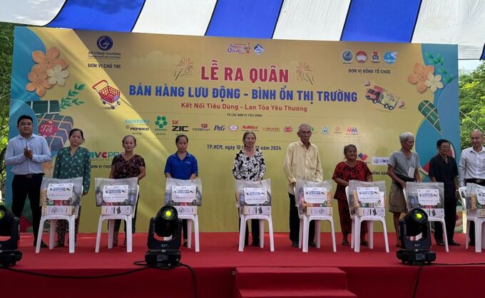 Ban tổ chức đã trao tặng 40 “Giỏ quà yêu thương”. cho các hộ nghèo ở quận 4   