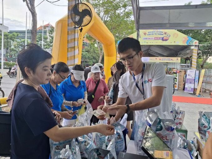 Người dân mua sắm hàng hóa tại chương trình