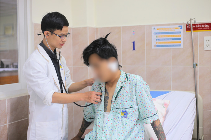 Bác sĩ thăm khám cho bệnh nhân P. (Ảnh: BVCC)