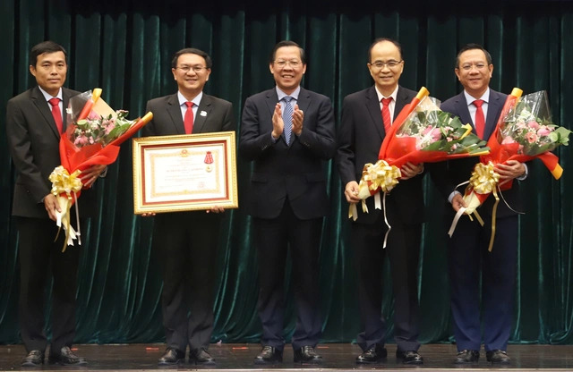 Thừa ủy quyền của Chủ tịch nước, Chủ tịch UBND TP. HCM Phan Văn Mãi trao huân chương lao động hạng nhì cho tập thể Sở Thông tin & Truyền thông TP. HCM
