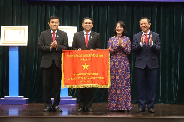 Phó Chủ tịch UBND TP. HCM Trần Thị Diệu Thúy trao cờ thi đua “20 năm xây dựng và phát triển” của UBND TP. HCM cho tập thể Sở Thông tin & Truyền thông TP. HCM