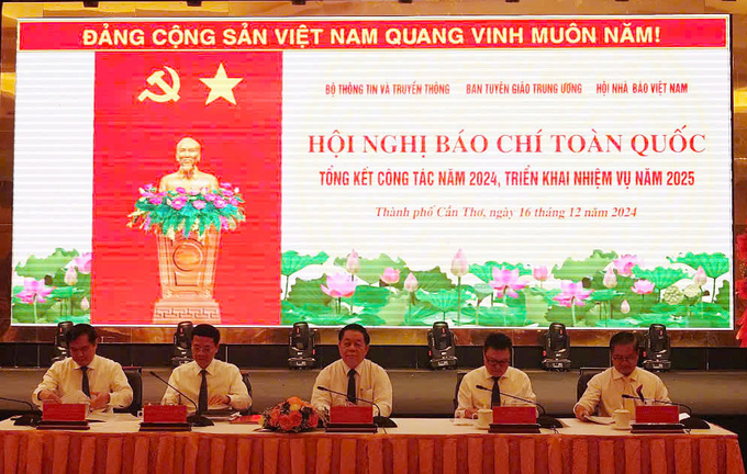 Lãnh đạo chủ trì hội nghị
