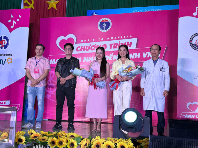 Lãnh đạo bệnh viện trao hoa cảm ơn ban tổ chức chương trình