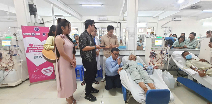 Ông Huỳnh Minh Chín - Phó Giám đốc Sở Y tế Bình Dương cùng đoàn đến thăm bệnh nhân đang điều trị tại các khoa 