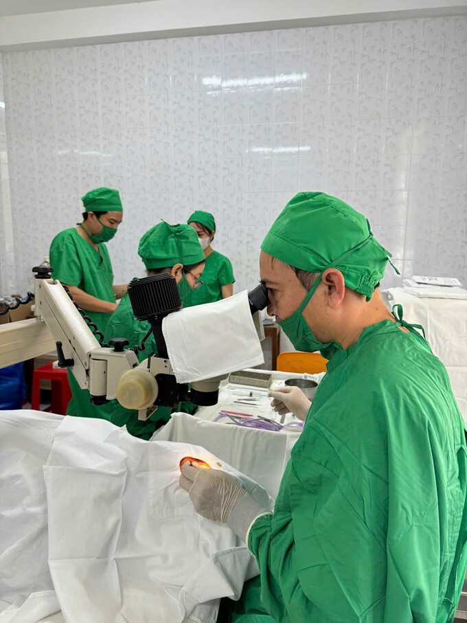 Mổ mắt miễn phí cho bệnh nhân nghèo