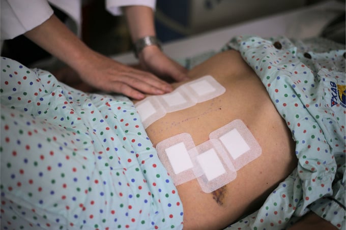 Bác sĩ thăm khám sau phẫu thuật (Ảnh: BVCC)