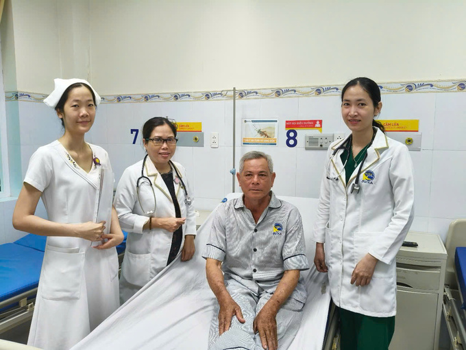 Các bác sĩ Bệnh viện Xuyên Á Vĩnh Long gắp thành công mảnh xương cá cho bệnh nhân T. (Ảnh: BVCC)