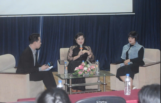 Tiến sĩ Tâm lý học Tô Nhi A (giữa) cùng khách mời Trần Thị Thúy Vy (ngoài cùng, bìa phải) và host Nguyễn Định (ngoài cùng, bìa trái) tại tọa đàm 