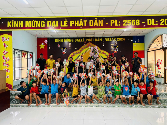 Các thành viên Thế giới đèn điện và các em nhỏ chùa Long Hoa chụp ảnh lưu niệm