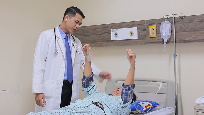 BS Nguyễn Văn Nhản, khoa Nội thần kinh, Bệnh viện Đa khoa Xuyên Á thăm khám cho bệnh nhân (Ảnh: BVCC)