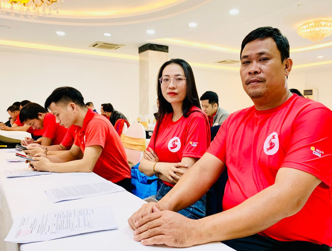 Anh Nguyễn Minh Tuấn và chị Võ Thị Hoàng Linh được UBND tỉnh tặng bằng khen vì có  thành tích xuất sắc trong phong trào HMTN (Ảnh: Như Nguyện)