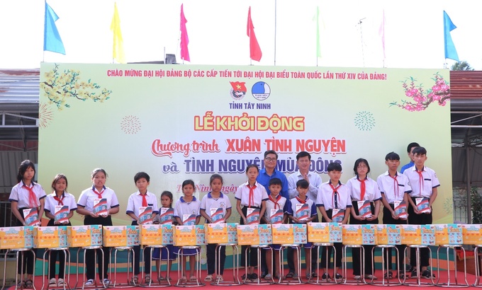 Tặng quà và học bổng Kiều Phan cho các em học sinh tại huyện Tân Biên