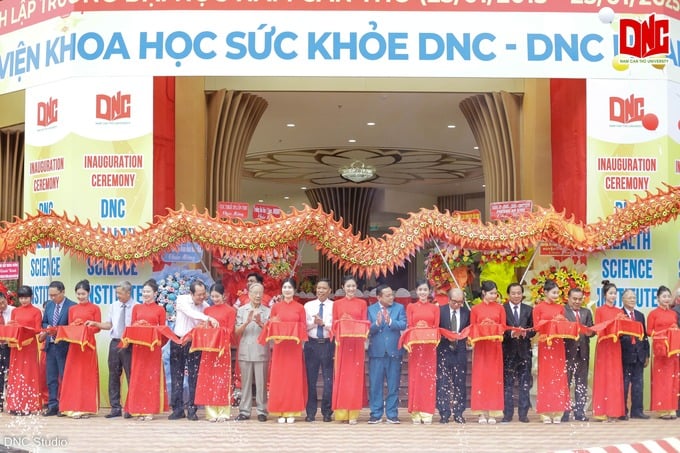 Các đại biểu thực hiện nghi thức cắt băng khánh thành