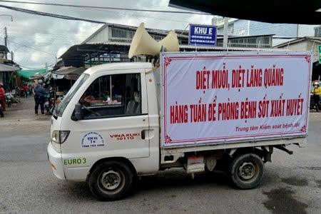 Xe tuyên truyền lưu động phòng, chống bệnh sốt xuất huyết trên địa bàn (Ảnh: Hữu Đức)