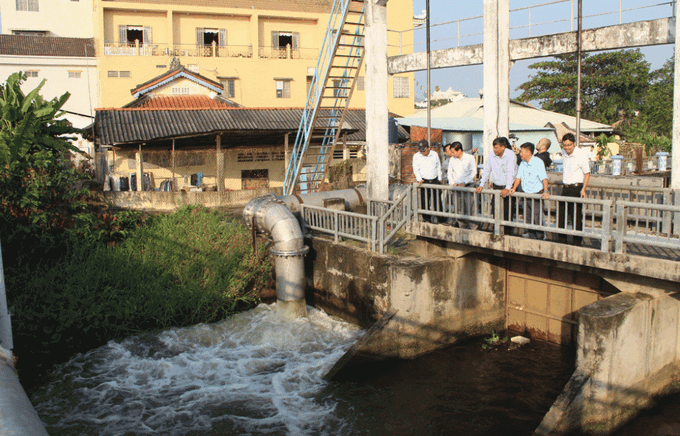 Đoàn công tác của Sở Nông nghiệp và Phát triển nông thôn kiểm tra tại trạm bơm Cây Gáo, huyện Thủ Thừa