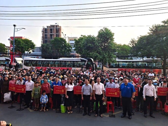 Lãnh đạo Saigon Co.op  đưa miễn phí 900 người dân về quê đón Tết trên chuyến xe hạnh phúc