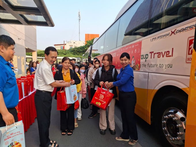 Phó Chủ tịch Hội Liên hiệp Phụ nữ TP. HCM Trần Thị Phương Hoa và Chủ tịch HĐQT Saigon Co.op Vũ Anh Khoa trao quà cho người dân trước khi lên xe về quê đón Tết