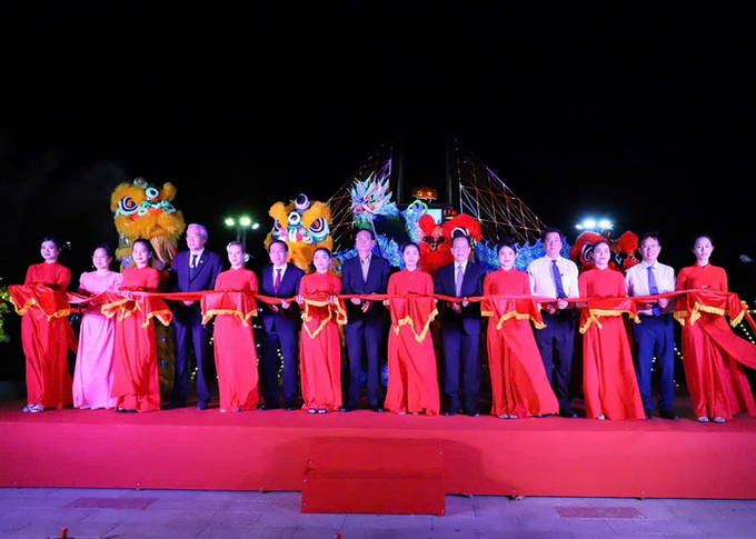 Lãnh đạo tỉnh Ninh Thuận thực hiện nghi thức cắt băng khai mạc vườn hoa Xuân Ất Tỵ 2025