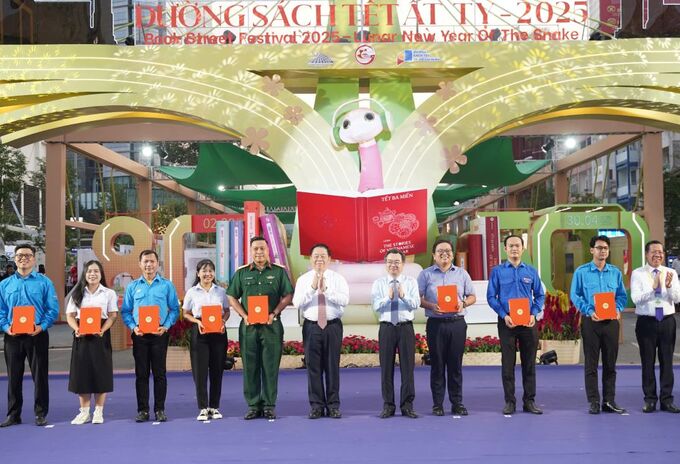Lãnh đạo trao lì xì sách Tết cho cán bộ, công chức, đoàn viên tiêu biểu
