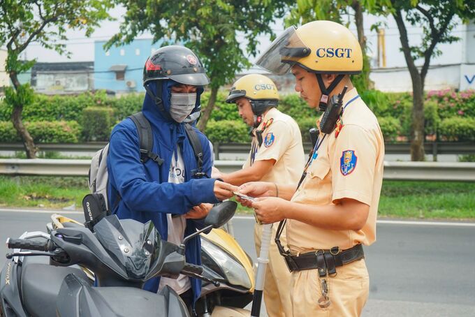 Lực lượng CSGT kiểm tra giấy tờ các phương tiện