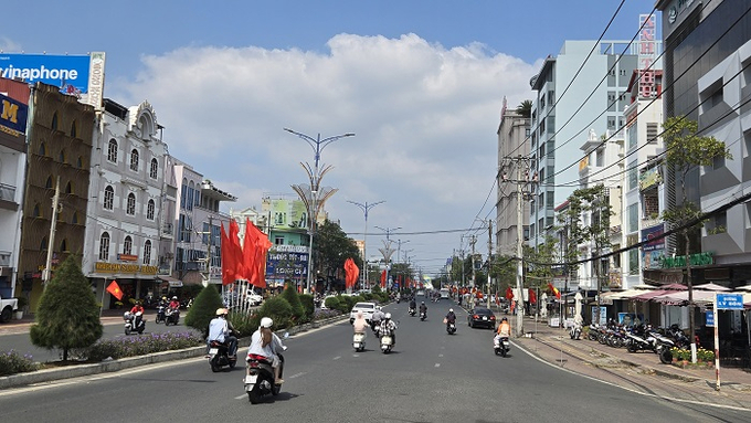 Các phương tiện tham gia giao thông trên Đường Phan Ngọc Hiển vào sáng mùng 5 tết  