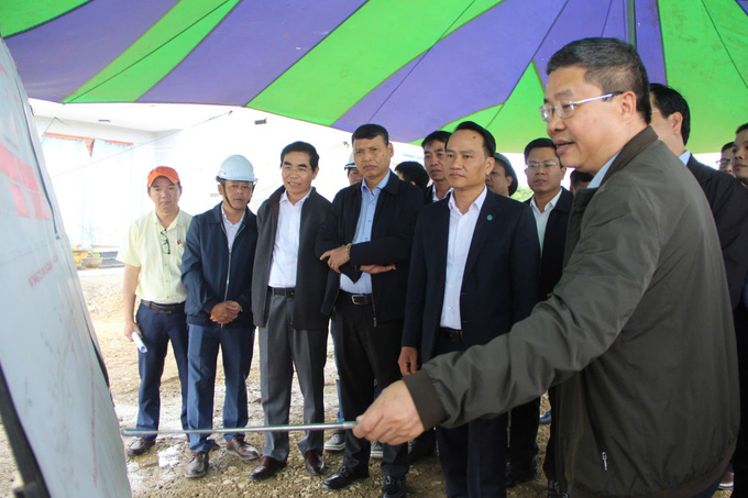 Phó Bí thư Thường trực Thành uỷ Nguyễn Đình Vĩnh nghe báo cáo tiến độ thi công dự án cầu Quảng Đà và đường dẫn đầu cầu