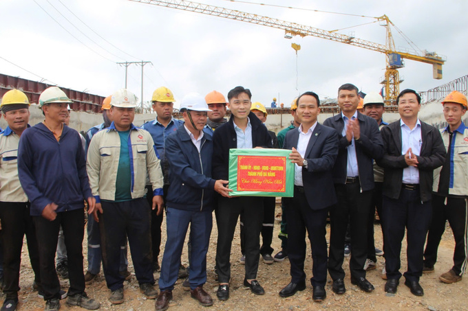 Phó Bí thư Thường trực Thành uỷ Nguyễn Đình Vĩnh tặng quà động viên đơn vị thi công dự án cầu Quảng Đà và đường dẫn đầu cầu