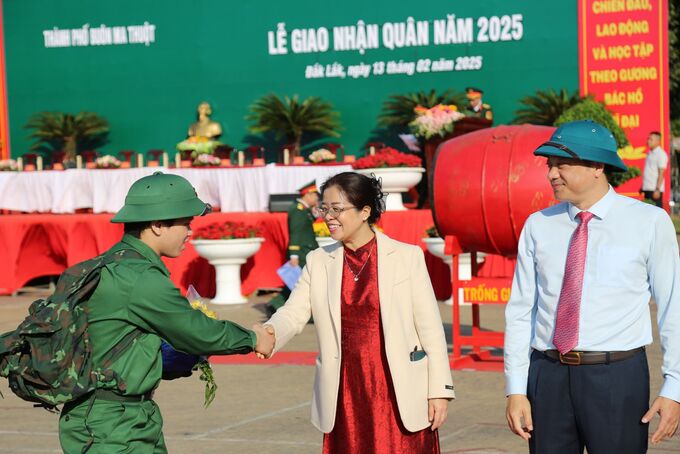 Phó Bí thư Thường trực Tỉnh ủy, Chủ tịch HĐND tỉnh Huỳnh Thị Chiến Hòa động viên thanh niên lên đường bảo vệ Tổ quốc