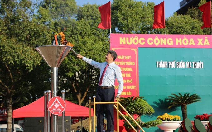 Ủy viên Ban Thường vụ Tỉnh ủy, Bí thư Thành ủy Buôn Ma Thuột Từ Thái Giang thắp lửa truyền thống