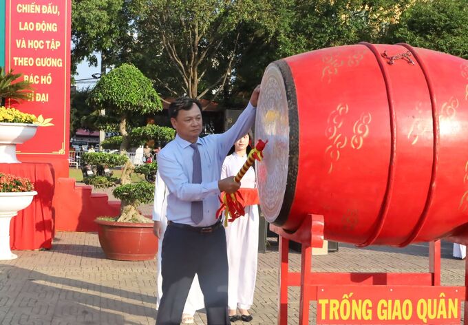 Phó Bí thư Thành ủy, Chủ tịch UBND, Chủ tịch Hội đồng Nghĩa vụ quân sự TP. Buôn Ma Thuột Vũ Văn Hưng đánh trống giao quân