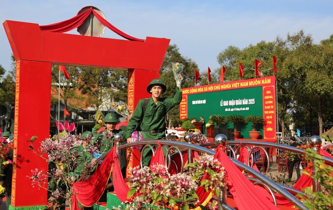 Thanh niên TP. Buôn Ma Thuột bước qua Cầu vinh quang về đơn vị