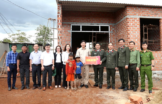 Đoàn công tác khảo sát và trao kinh phí tạm ứng xây dựng nhà ở tại xã Đak Djrăng, huyện Mang Yang (Ảnh: Hữu Trường)