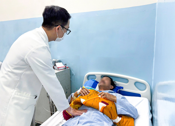 Bác sĩ thăm khám lại cho anh L. (Ảnh: BVCC)