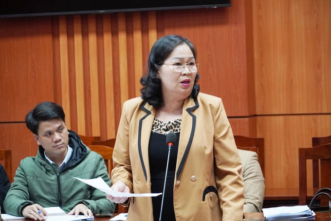 Bà Trương Thị Lộc - Giám đốc Sở Lao động, Thương binh và Xã hội tỉnh Quảng Nam báo cáo tại phiên họp