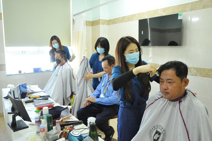 Người dân tham gia chương trình được hỗ trợ cắt tóc miễn phí