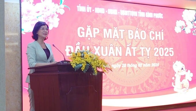 Bà Trần Tuyết Minh - Phó Chủ tịch UBND tỉnh hông báo nhanh về kết quả phát triển kinh tế - xã hội của tỉnh năm 2024, nhiệm vụ trọng tâm năm 2025