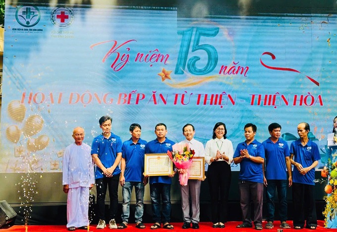 Bếp ăn Từ thiện Thiện Hoà và ông Trần Thanh Liêm - Quản lý Bếp ăn vinh dự được Chủ tịch UBND tỉnh tặng Bằng khen