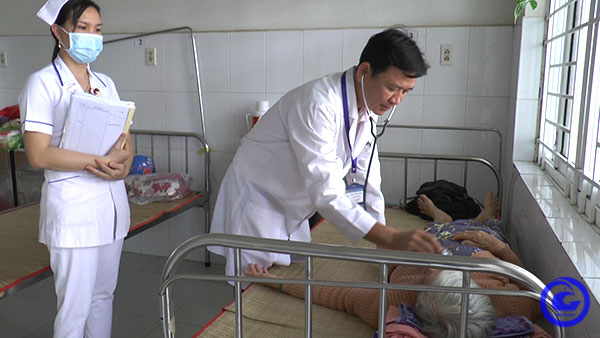 Bác sĩ Trung tâm Y tế huyện Tân Phú Đông khám bệnh cho bệnh nhân điều trị nội trú