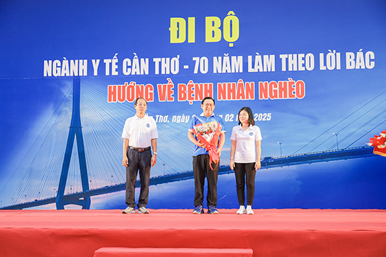 Ông Phạm Phú Trường Giang - Phó Giám đốc Sở Y tế và bà Nguyễn Ngọc Việt Nga - Phó Giám đốc Sở Y tế tặng hoa Công ty CP Dược Hậu Giang hỗ trợ cho bệnh nhân nghèo