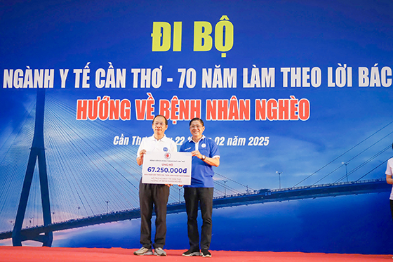 Ông Phạm Phú Trường Giang - Phó Giám đốc Sở Y tế tiếp nhận bảng tượng trưng tiền tài trợ của Bệnh viện Đa khoa TP. Cần Thơ ủng hộ cho bệnh nhân nghèo