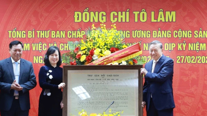 Tổng Bí thư Tô Lâm tặng Thư của Chủ tịch Hồ Chí Minh gửi Hội nghị cán bộ y tế đầu năm 1955 (Ảnh: TTXVN)