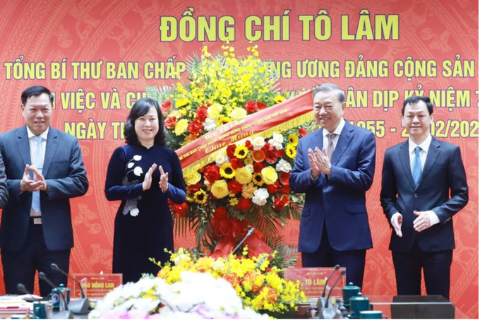 Tổng Bí thư Tô Lâm chúc mừng ngành y tế nhân dịp kỷ niệm 70 năm Ngày Thầy thuốc Việt Nam (Ảnh: TTXVN)