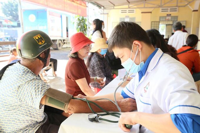 Đo huyết áp cho người dân xã Krông Na