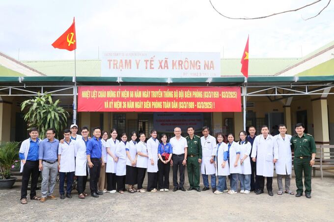 Sau một ngày khám bệnh hiệu quả cho bà con, Lãnh đạo Sở Y tế đã chụp hình lưu niệm với các y bác sĩ trẻ
