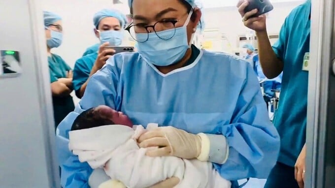 Bé được chuyển sang phòng mổ kế bên ngay sau mổ - nơi có ekip bác sĩ nhi sơ sinh Bệnh viện Từ Dũ và Bệnh viện Nhi đồng 1 đang chờ sẵn 