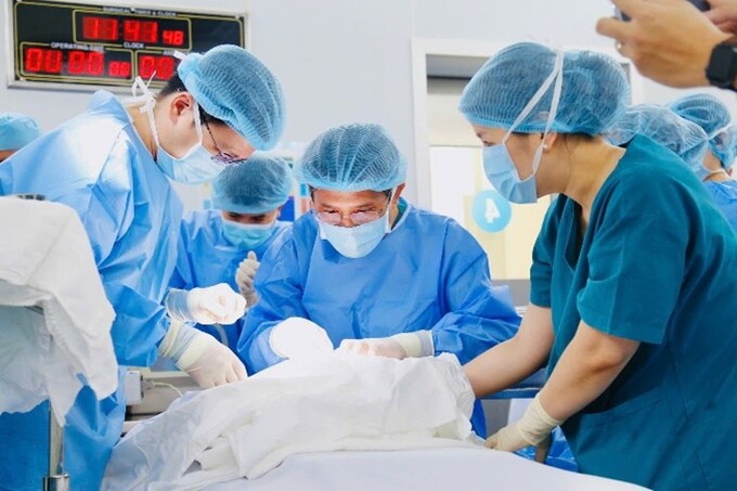 Các bác sĩ tiến hành đặt máy tạo nhịp tạm thời cho bé