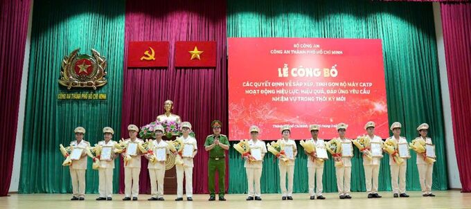 Thiếu tướng Mai Hoàng - Phó Giám đốc CATP, trao các quyết định về công tác cán bộ